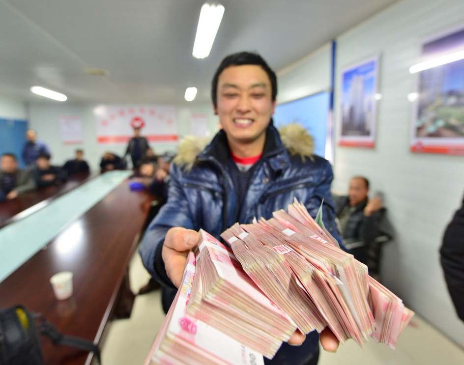 领到工资的农民工开心的几个画面他们喜上眉梢所有的汗水没白流