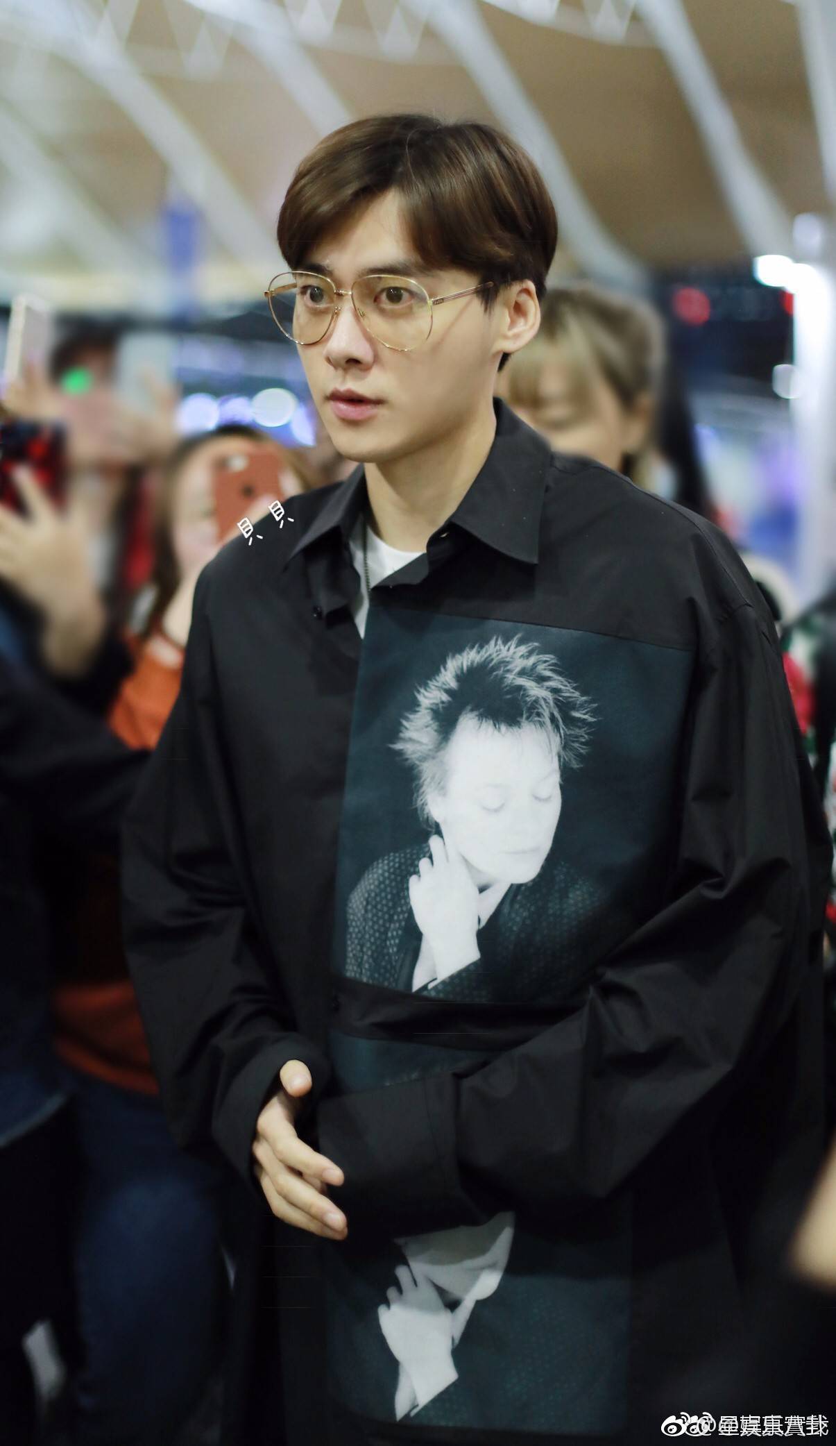 李易峰金丝眼镜 李易峰2018机场首秀 李易峰 上海出发76米兰饭拍图
