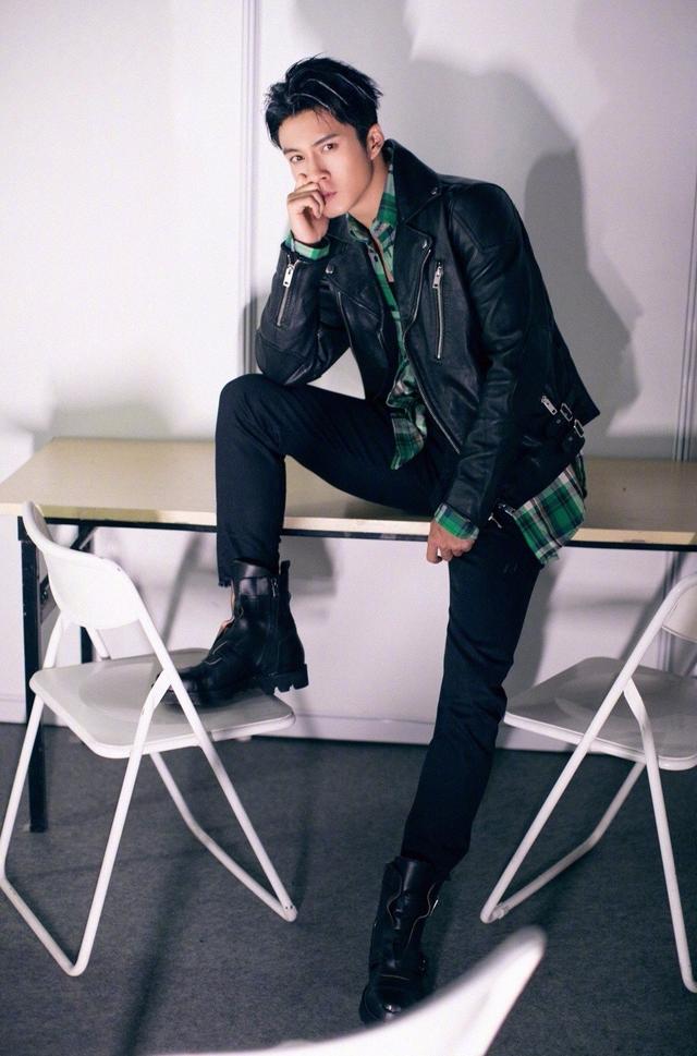 韩东君街拍红衣帅气,戴个渔夫帽像个小学生,可爱到想抱走