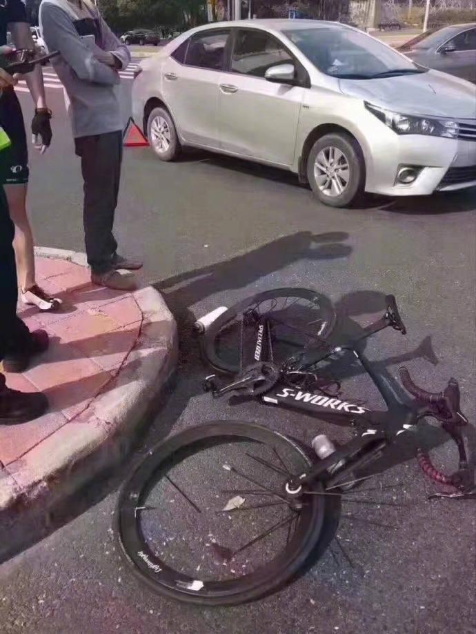 汽车:一辆破自行车还敢撞我,赔死你!自行车:.