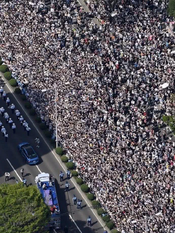 羽生结弦一场游行现场竟10万人围观