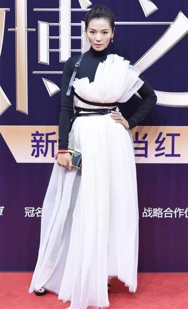 刘涛丢人丢大了!同穿"背背佳,杨幂美炸天,她像绑了颗大白菜