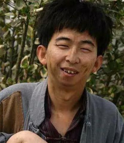 巨兴茂由于本身特殊的外貌长相,很早就被选中出演《血色清晨》,从此走