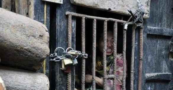 母亲将女儿锁笼中将近19年, 不敢放她出来