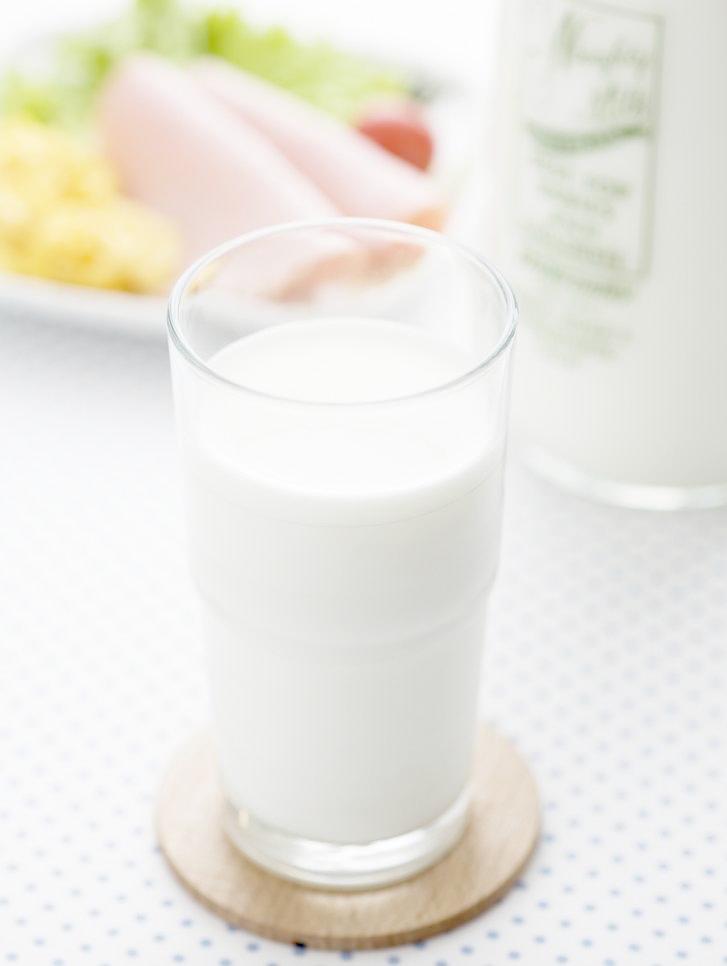 牛奶具有丰富的营养价值,但不能多喝,那一天喝多少牛奶合适?