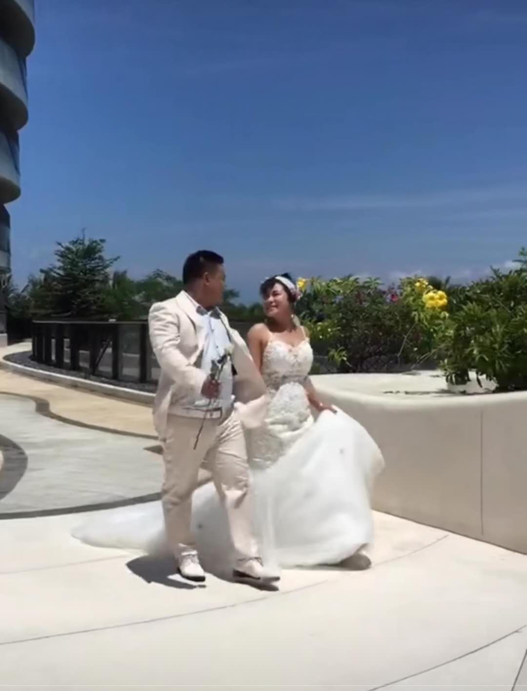 怀孕新娘拍婚纱照显丰满,俩人牵手像走红毯,网友:这是新郎有孕