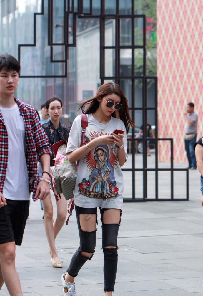 路人街拍,小姐姐长相清纯,笑容亲切,身材苗条