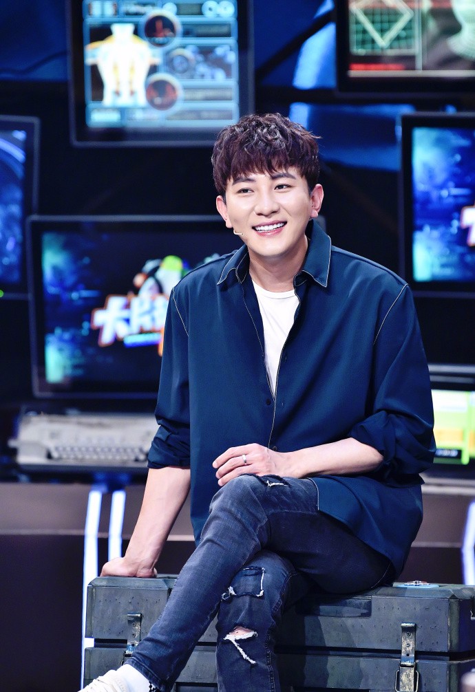 大左宽松蓝色衬衫当外套,身材变成55分,腿短成霍比特人