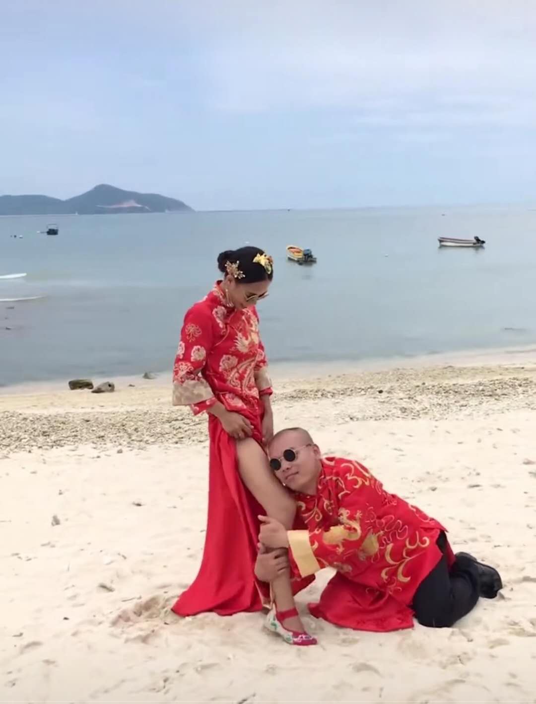 婚纱照拍摄现场,新娘被摄影师抱大腿拽腿毛,新郎竟笑得一脸开心