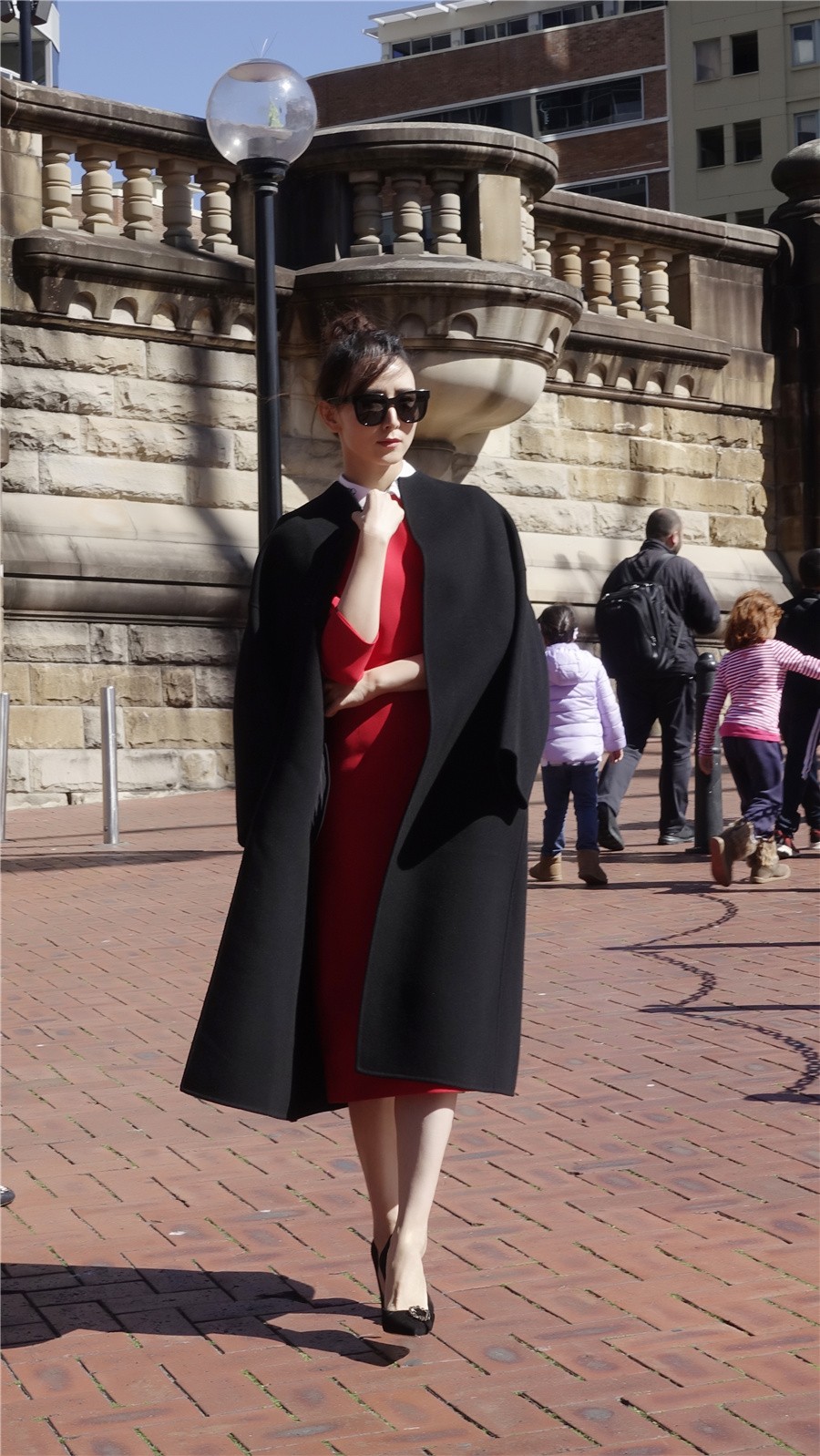 胡静悉尼吹"时尚风" 红黑经典look心动撩人