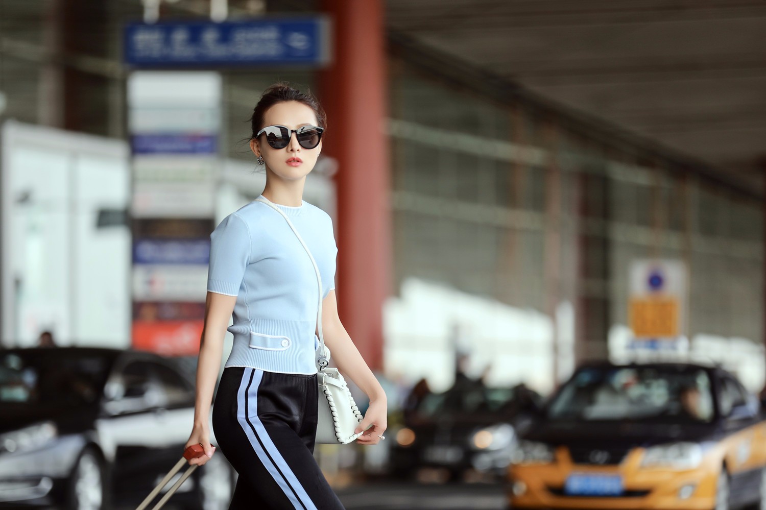 王靖云机场休闲写真曝光 阳光时尚尽显青春活力