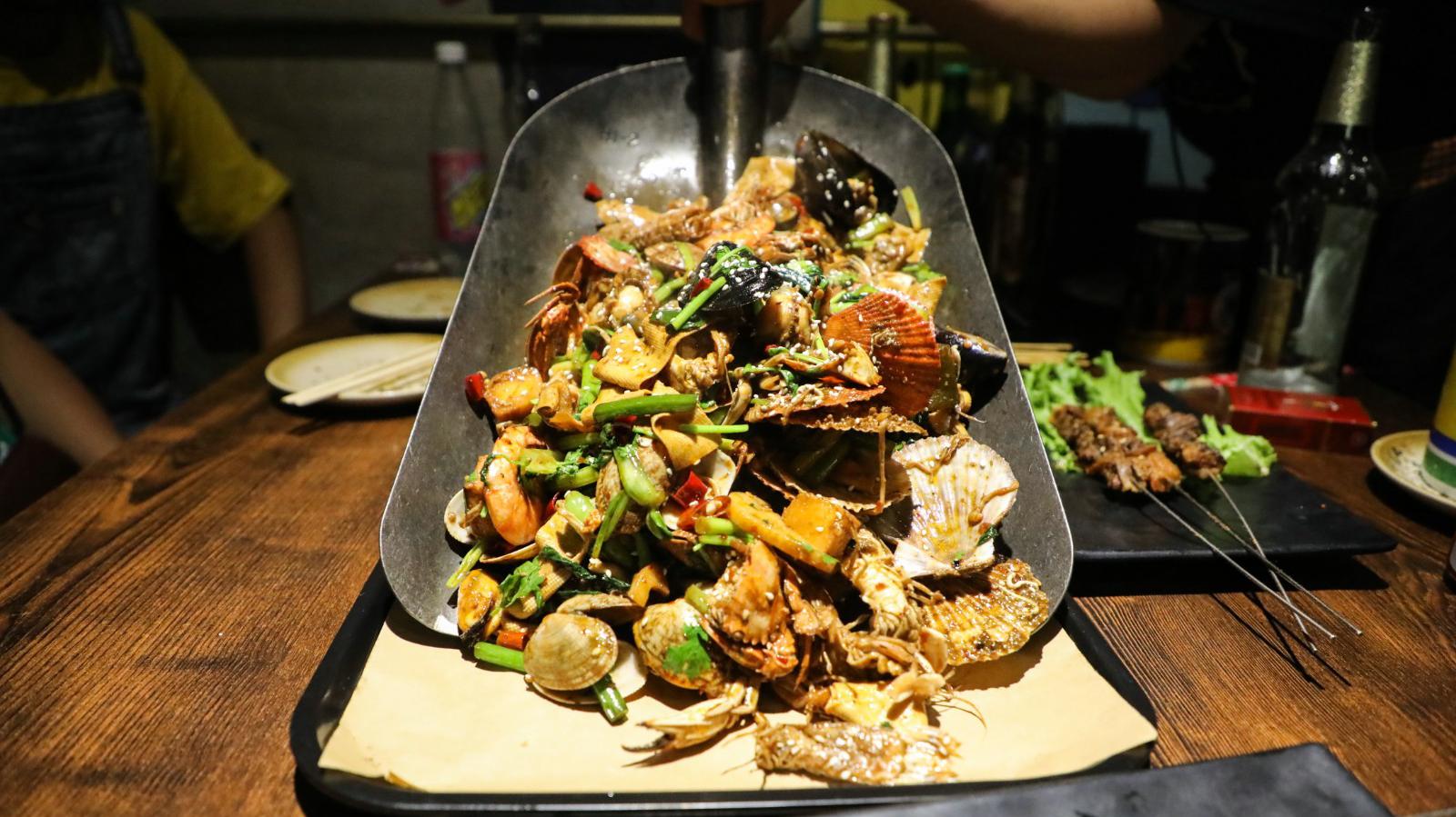 东北海边小城大铁锹海鲜上桌呱呱滴!4个船员68元吃到撑!