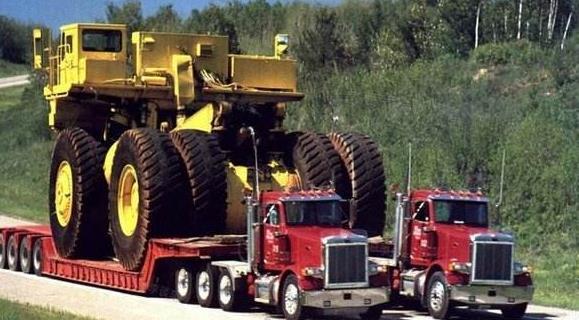 汽车界的庞然大物巨型矿车擎天柱在他旁边就像是个玩具