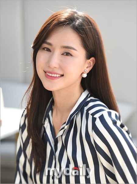 韩国女艺人孔贤珠首尔出席《余桃》访谈会_新浪看点