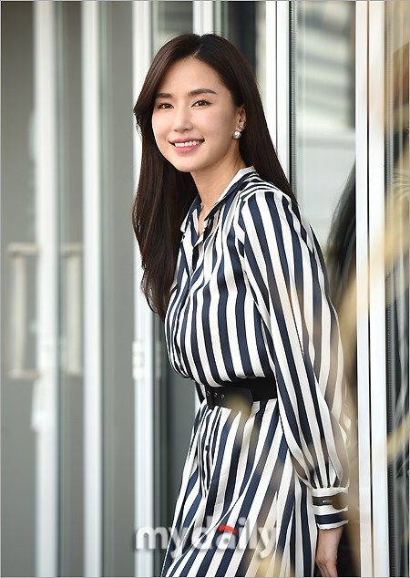 韩国女艺人孔贤珠首尔出席《余桃》访谈会_新浪看点