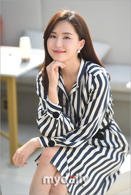 韩国女艺人孔贤珠首尔出席《余桃》访谈会_新浪看点