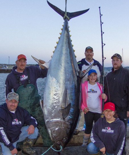 加拿大12岁女孩徒手抓获560斤巨型鱼,价值百万都不卖!