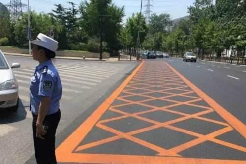 路上新添"停车线"你见过吗?临时停车要小心,否则3分200等着你