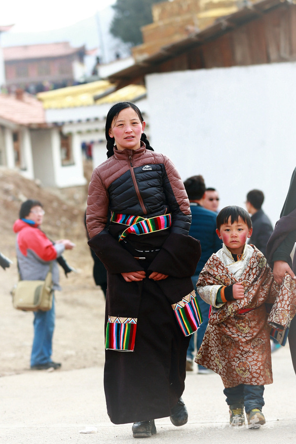 藏族有"安多女子康巴汉子",先来看女子多妩媚