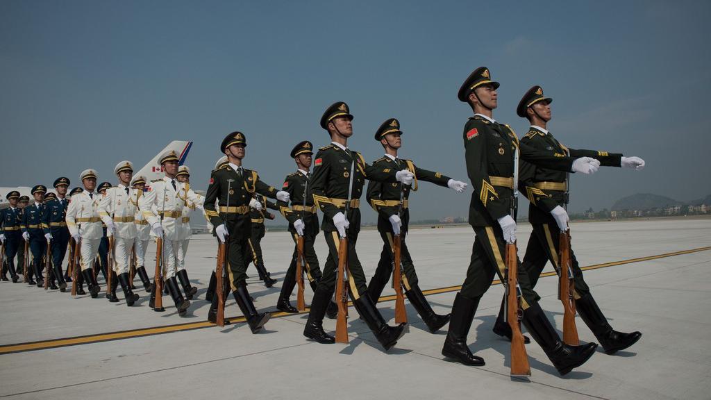 如何在齐步走瞬间敬一个标准的军礼,看看这位解放军是怎么做的!