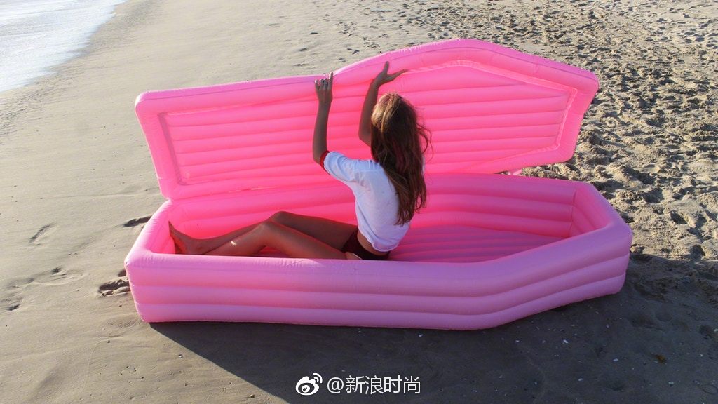 设计师andrew greenbaum和ian felton或许是觉得游泳圈已经不够high了