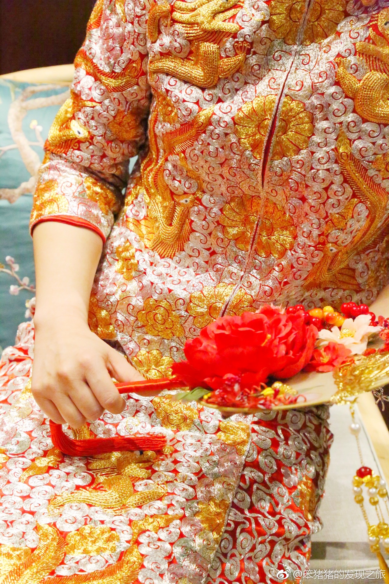 胡杏儿大婚选择的"潮褂"又出现在婚礼秀现场,精工出细活