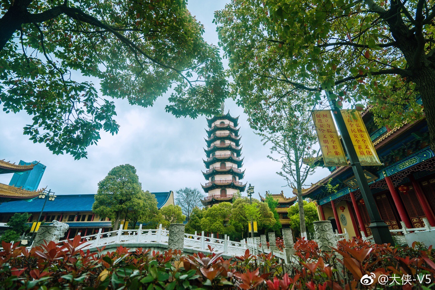 在南通的通州区,风景如画的南山湖公园与南山寺相依