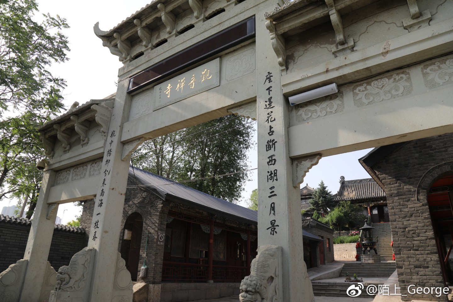 观音寺坐落在辽阳市中华大街东段