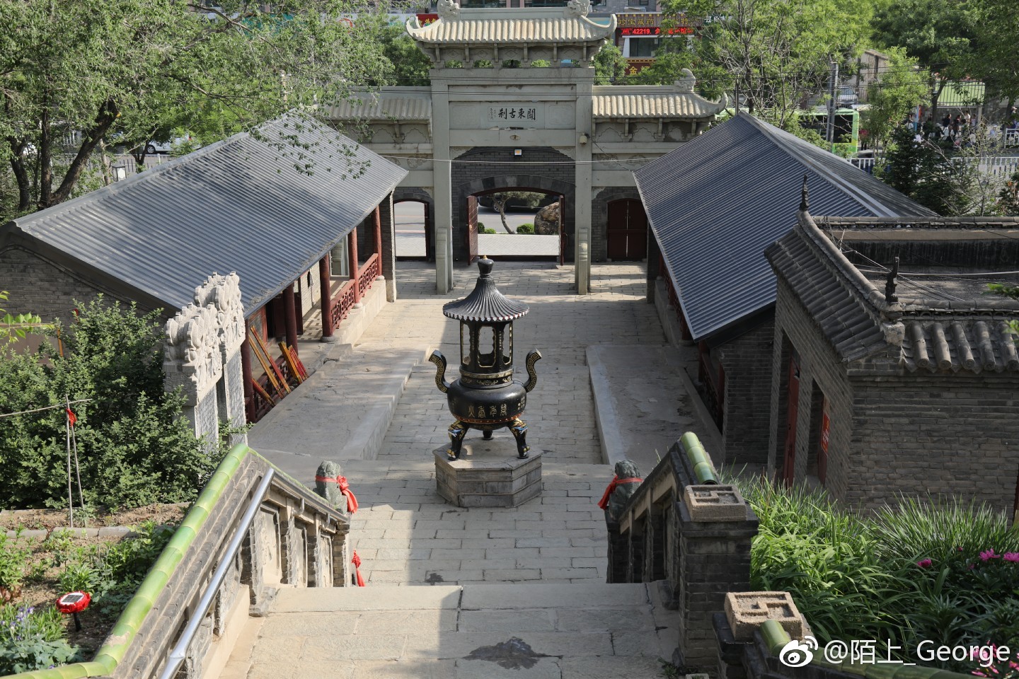 观音寺坐落在辽阳市中华大街东段