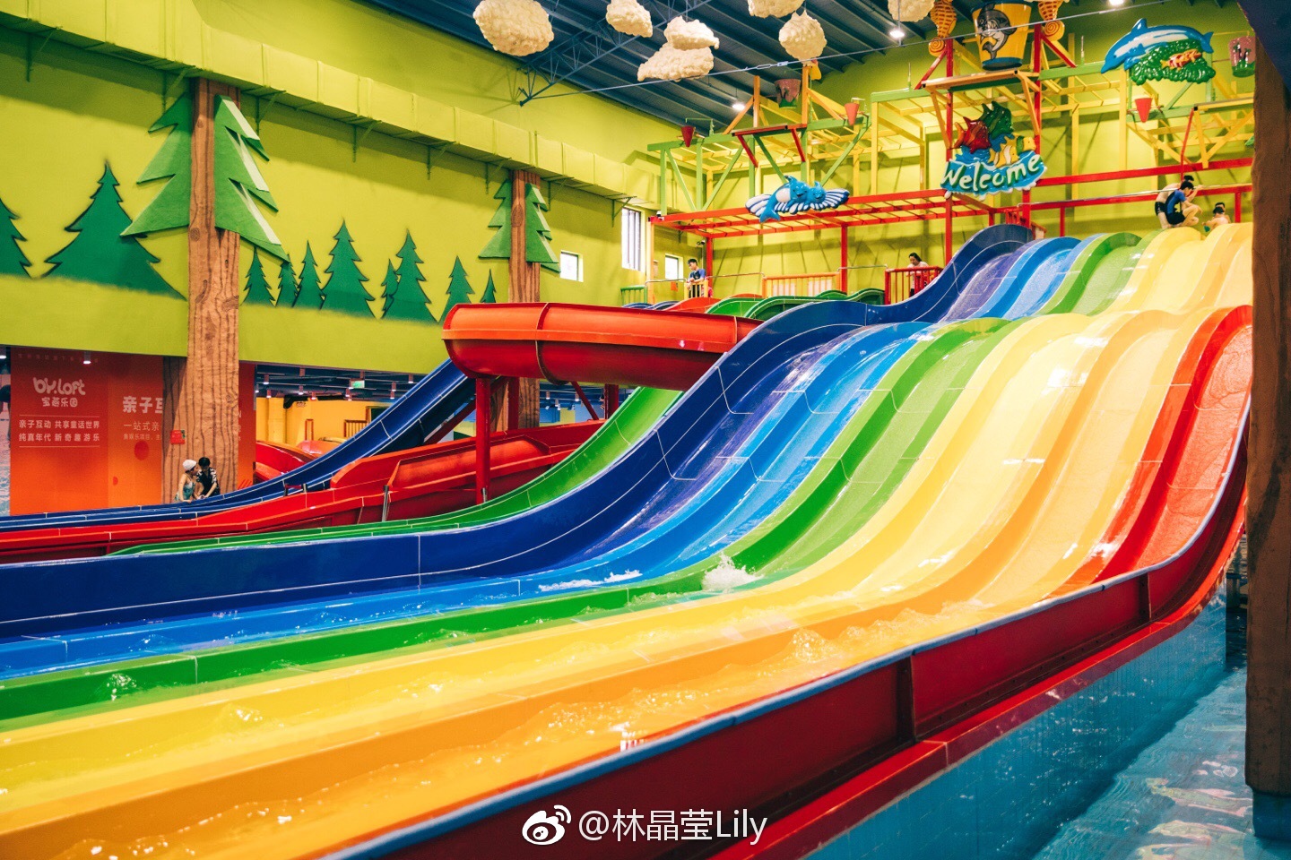 宝燕乐园最适合暑假狂欢的地方就是室内的恒温水上乐园