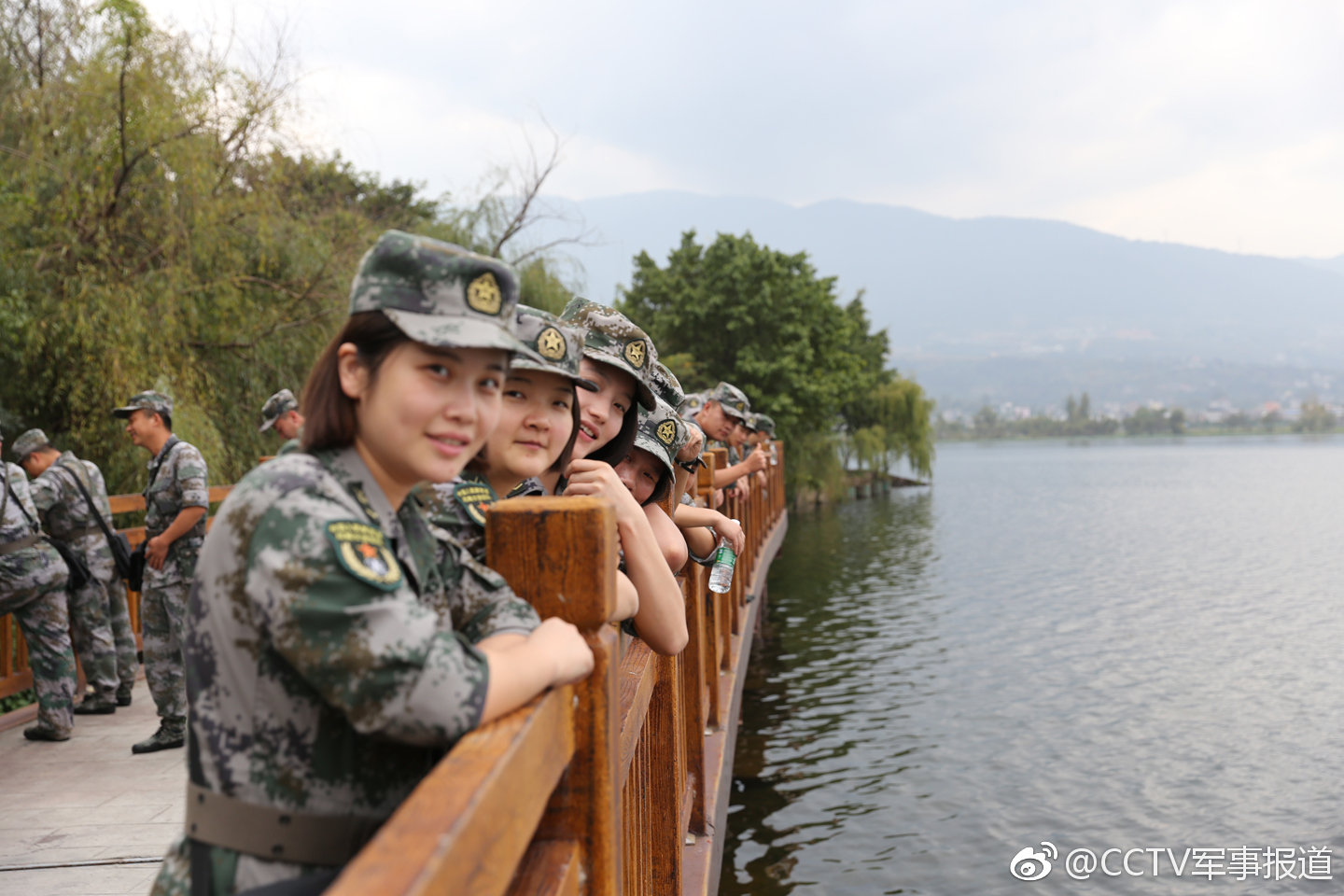 当青春遇上戎装,看看部队女兵到底有多美