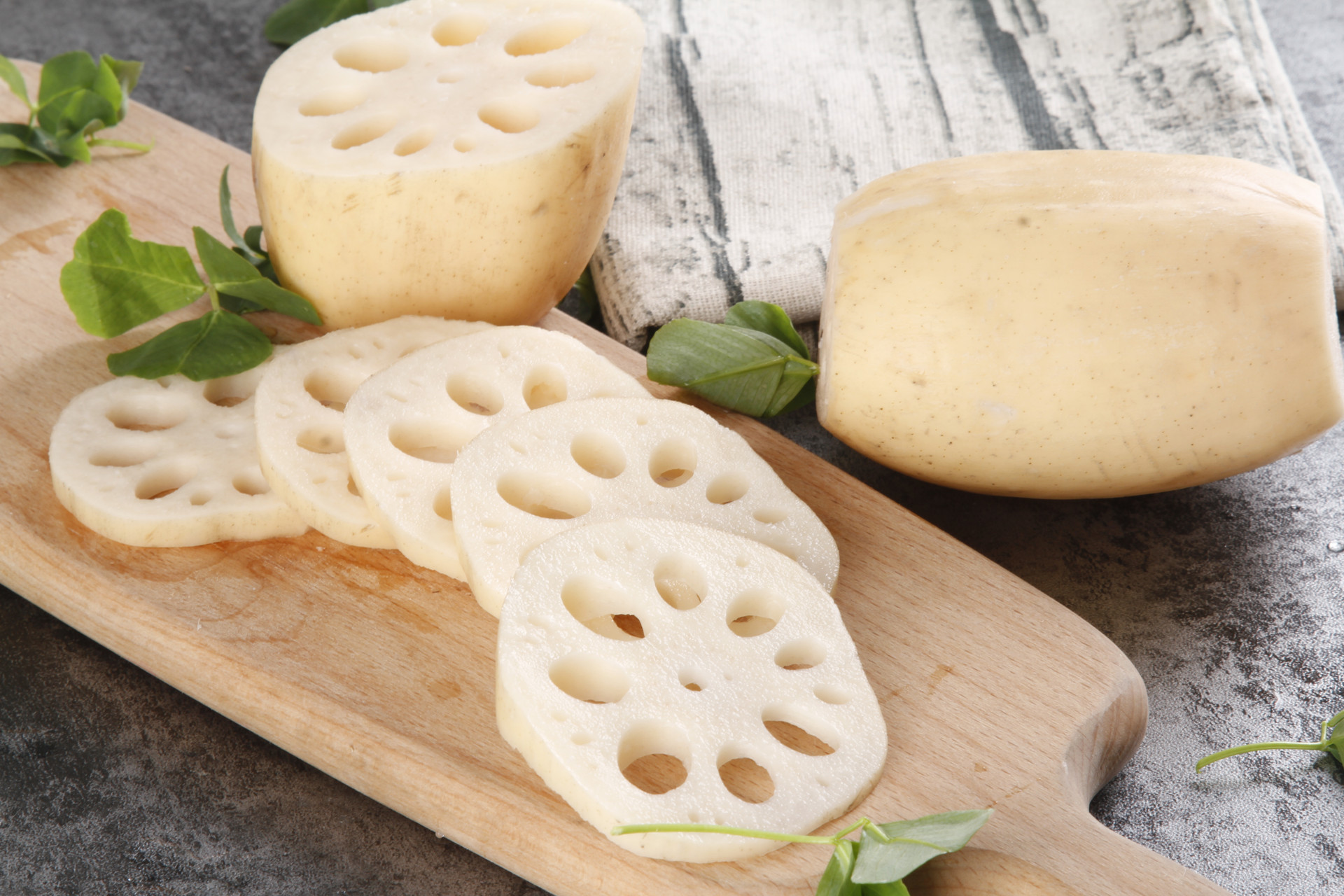 古人云:"男不离姜,女不离藕",足以说明莲藕的营养价值.