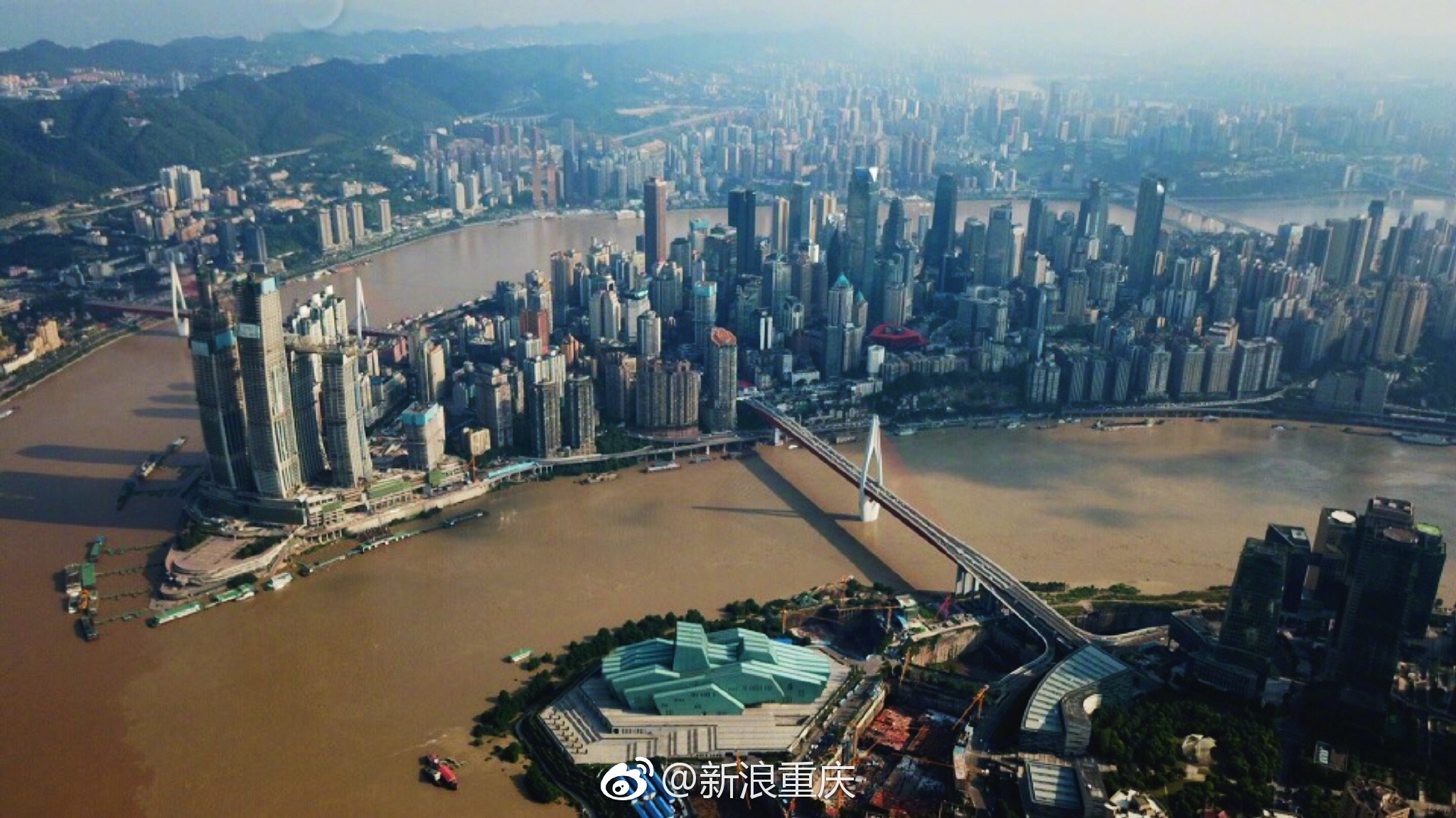 实拍:今年入夏最强洪峰逼近朝天门 南滨路、江北嘴水位上涨