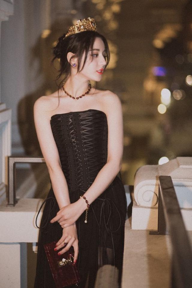 迪丽热巴戴皇冠尽展女王气质锁骨香肩女人看了都嫉妒