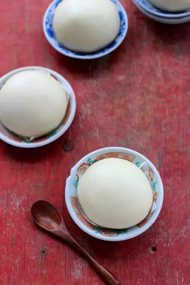 过年就要吃原味的白馒头美食,蒸出馒头白白胖胖又有嚼劲!