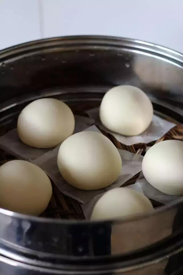 过年就要吃原味的白馒头美食,蒸出馒头白白胖胖又有嚼劲!
