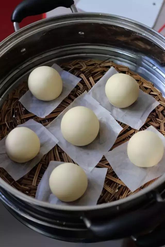 过年就要吃原味的白馒头美食,蒸出馒头白白胖胖又有嚼劲!