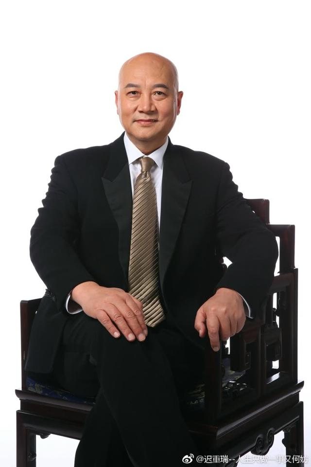 36岁成名,娶大11岁圈外老婆恩爱28年,如今65岁成人生赢家