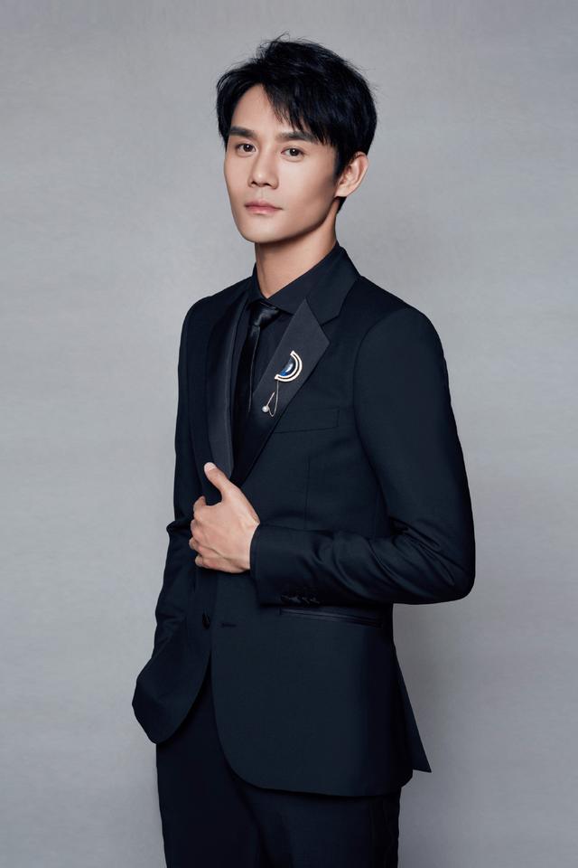 王凯人设崩塌,35岁身形消瘦展老态,以后都算不上"帅哥"啦