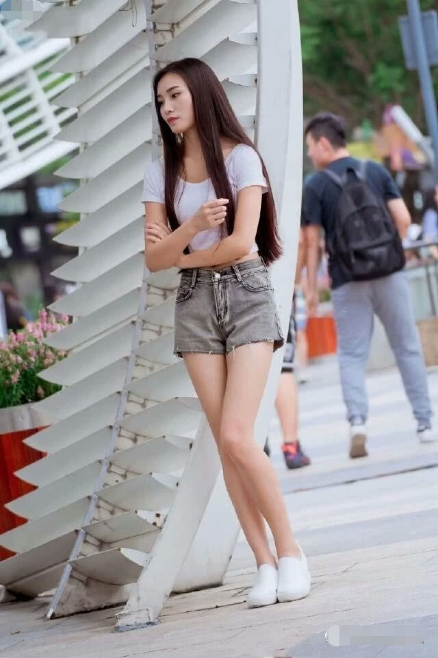 清纯小美女修身短袖搭配超短裤,简约时尚的清凉穿搭让人羡慕
