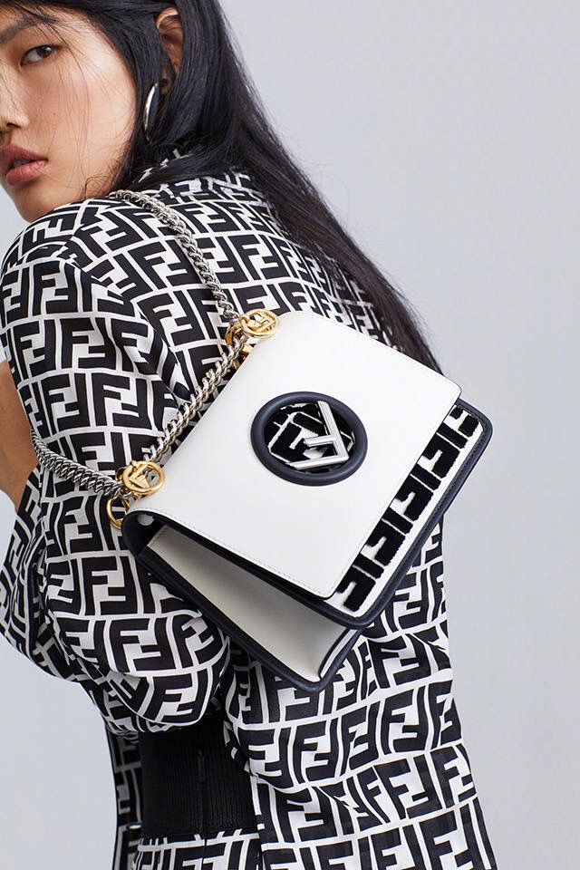 这一次fendi又开始玩弄它的logo了