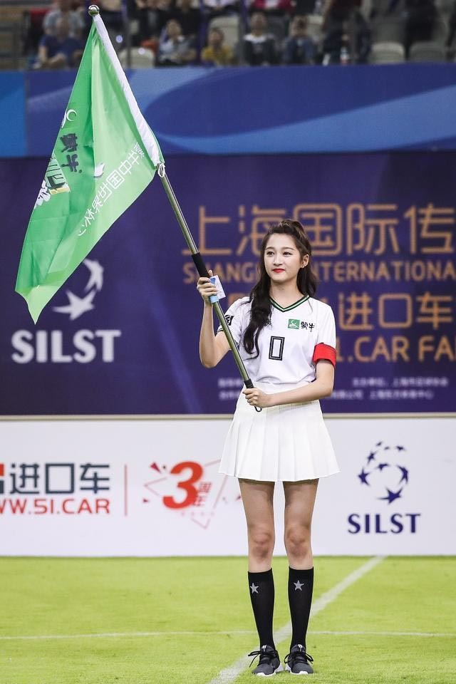 关晓彤穿运动t恤短裙变身足球宝贝神态酷似男友鹿晗