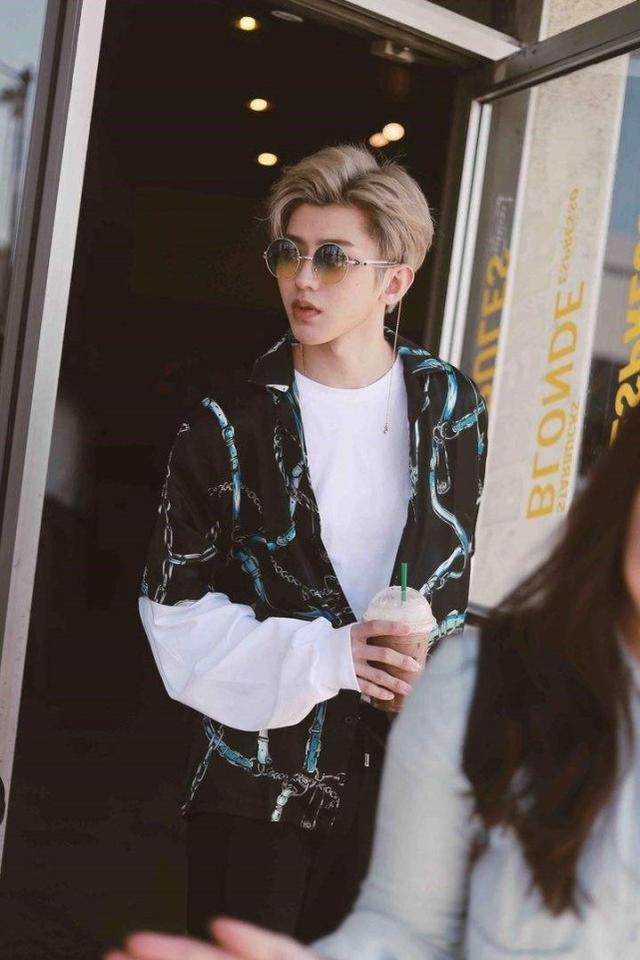 蔡徐坤眼镜杀的正确打开方式,佩戴眼镜的侧颜文艺范十足!