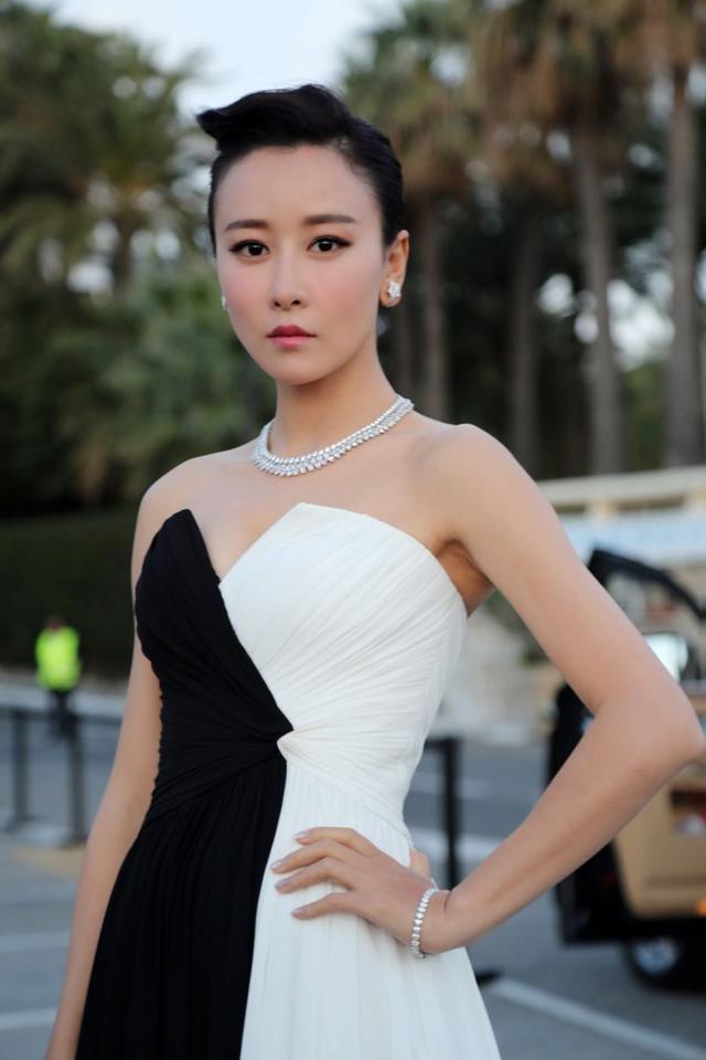 「时尚u先生」毛俊杰时尚搭配,俏皮可爱,百变女王,端庄优雅!