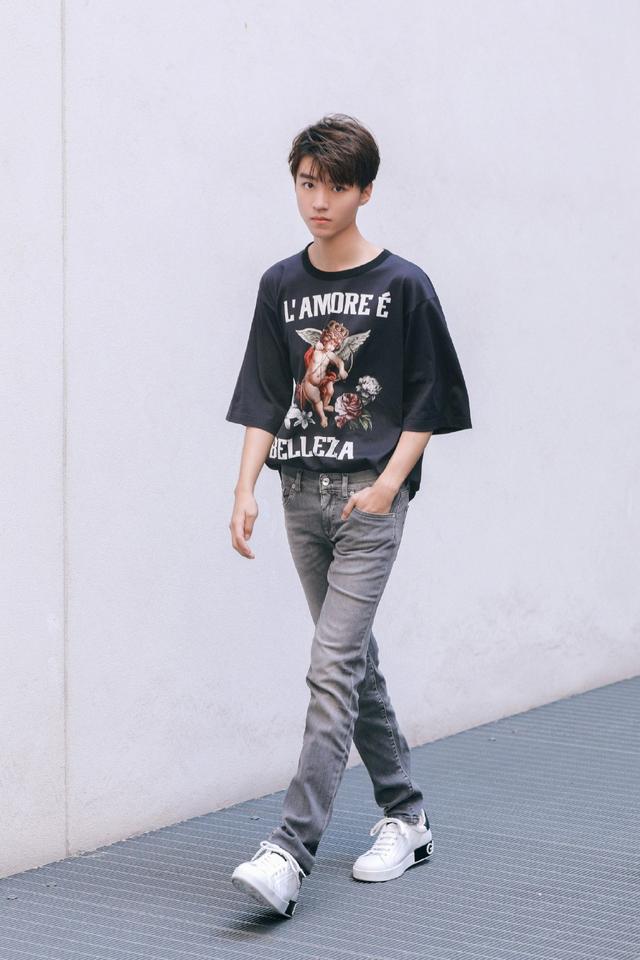 王俊凯穿短袖时髦满分,唯一不足:太瘦,肩膀撑不起来