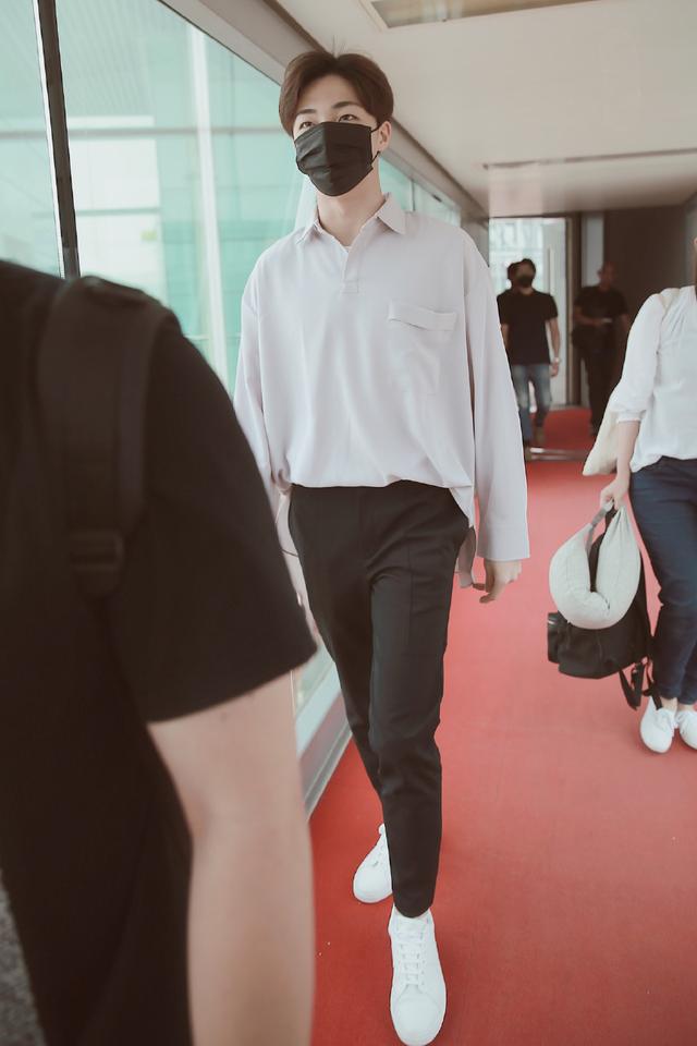 陈立农朱一龙同台,"居老师"戴项链扎小辫,80后不输00后!