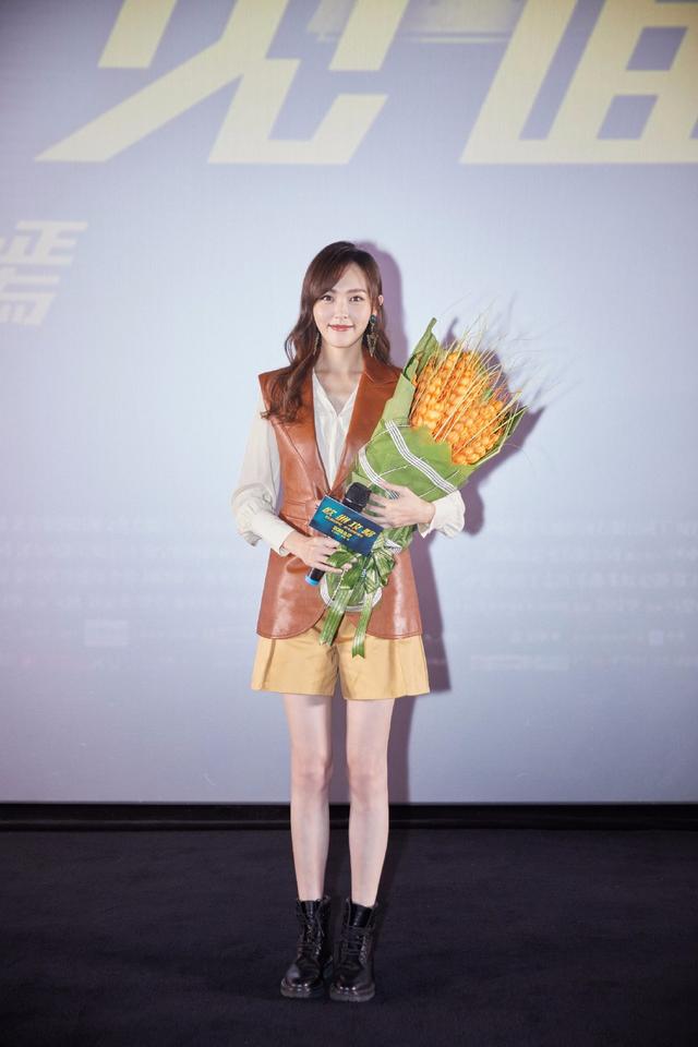 唐嫣三分短裤配皮衣,造型酷帅攻气十足