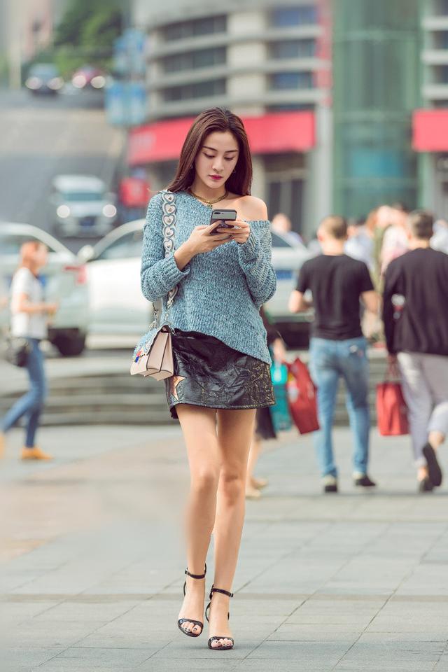 路人街拍:名副其实的带标签的小姐姐,短裤和背心秀出清爽美