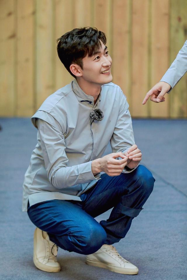 张翰针织蓝色上衣,双腿间两根"黑带子"一直晃荡,看着想扯掉