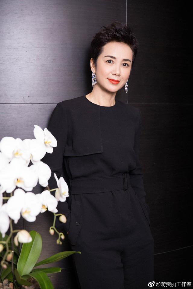 称得上是娱乐圈的老戏骨了,尽管今年已经49岁了,但是蒋雯丽保养得很好
